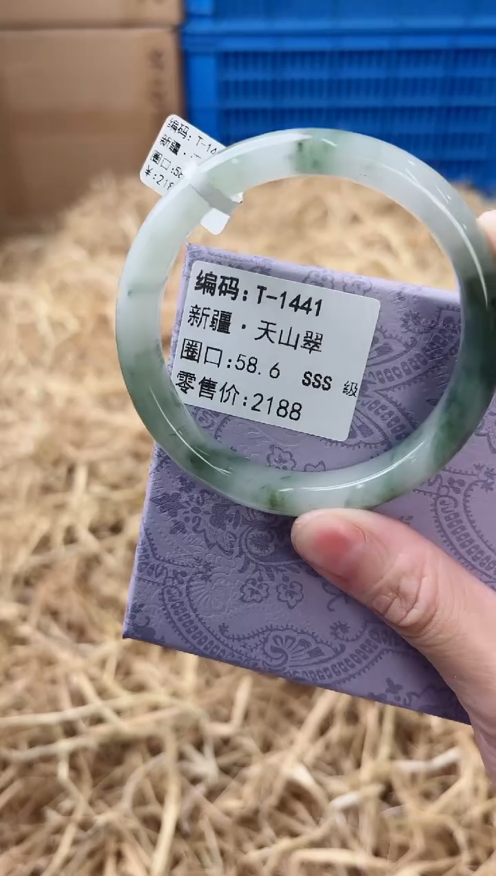 未镶嵌手镯石英质玉T-1441