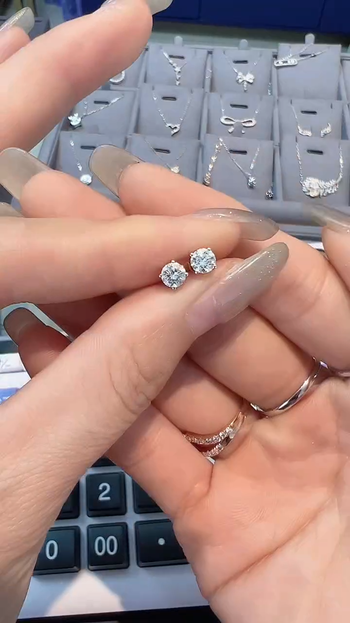 【闪购商品】钻石耳饰18K金镶嵌耳钉