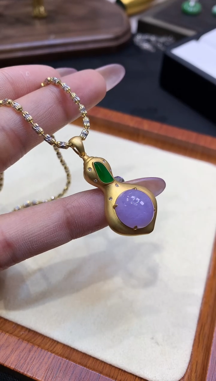 18K金镶嵌挂件翡翠蛋面不含链