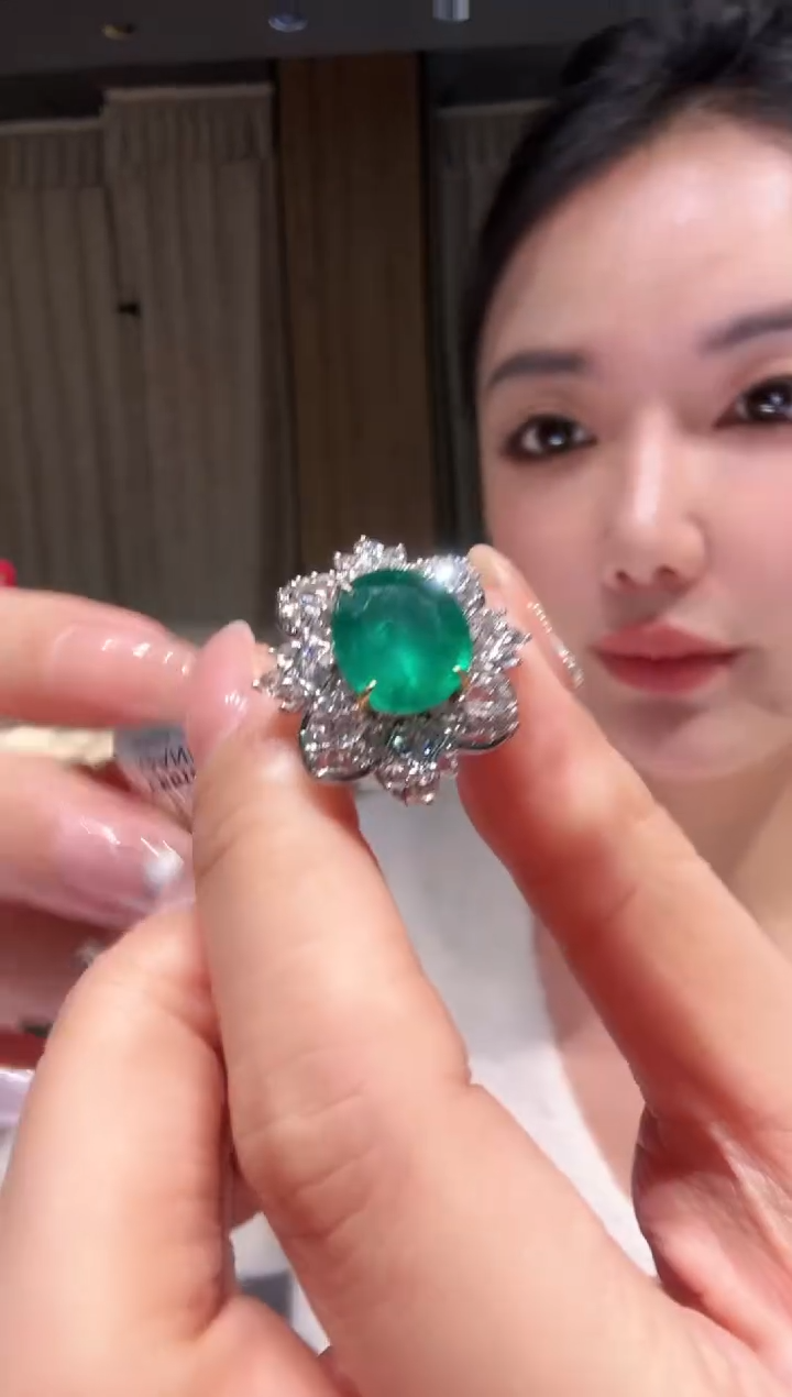 18K金镶嵌戒指祖母绿6.00ct CE0186