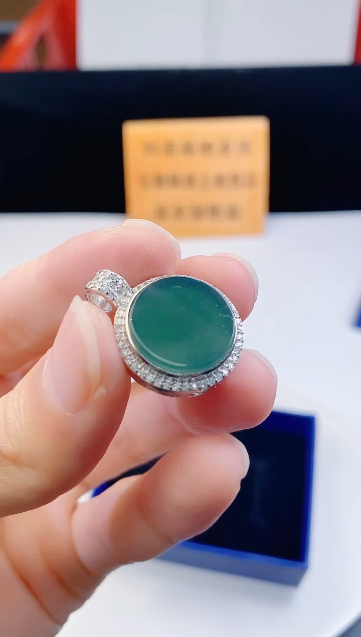 颈饰未镶嵌翡翠   