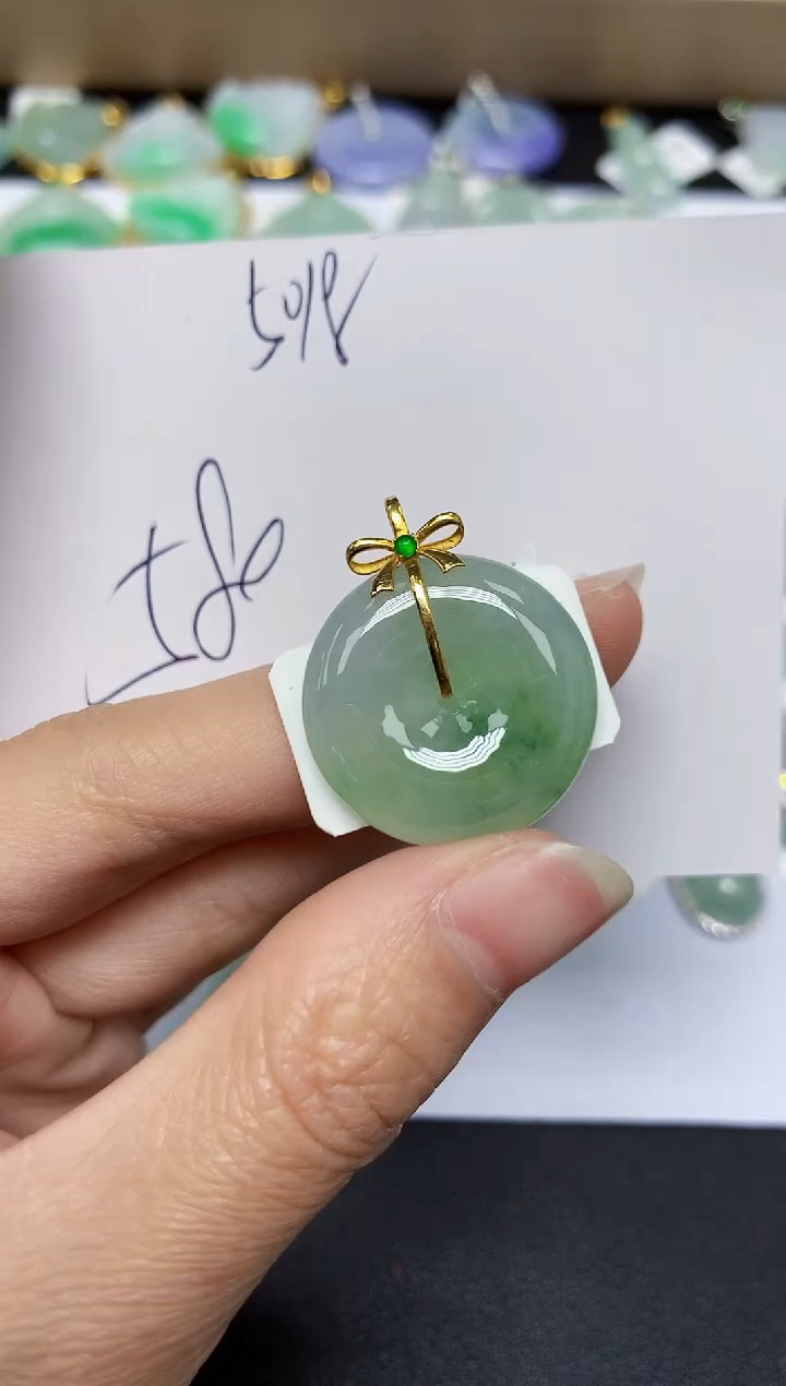 翡翠18K金镶嵌颈饰天然翡翠A货