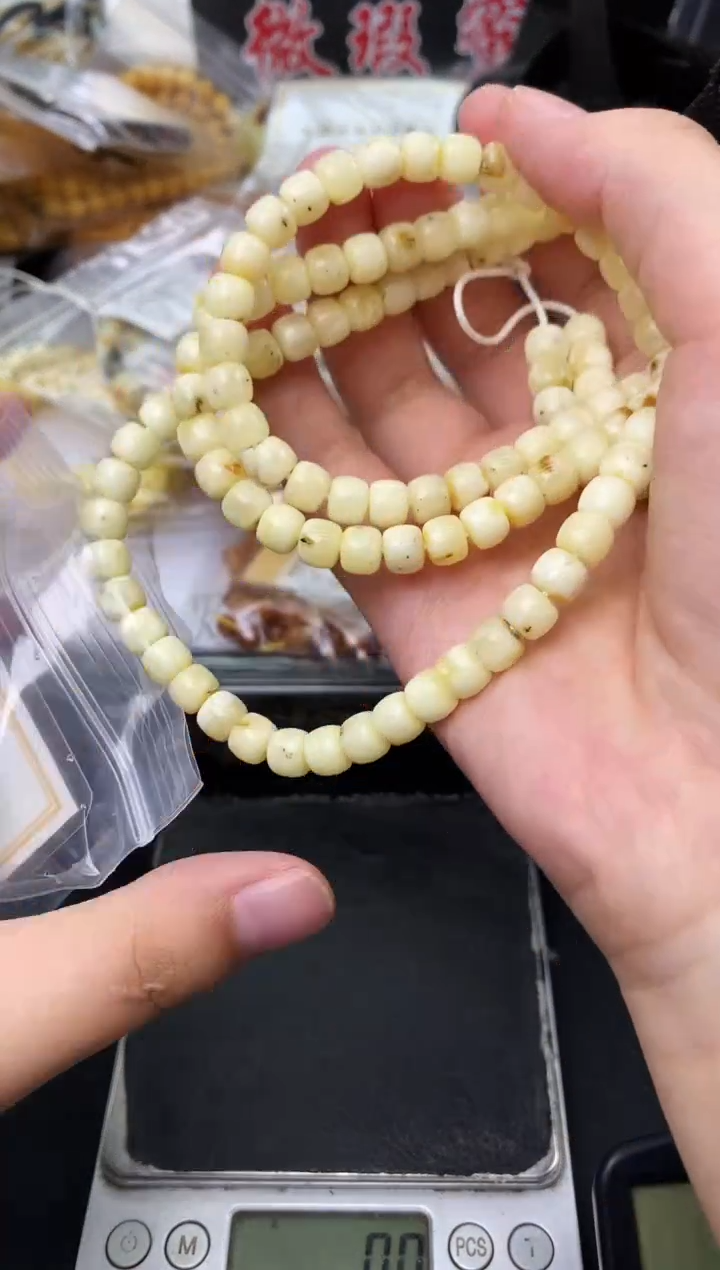 未镶嵌琥珀珠宝奇石91