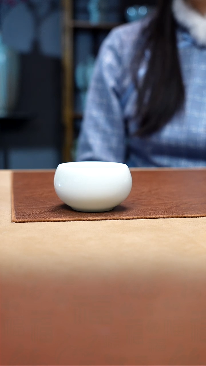 珑匞玉青圈足圆融杯