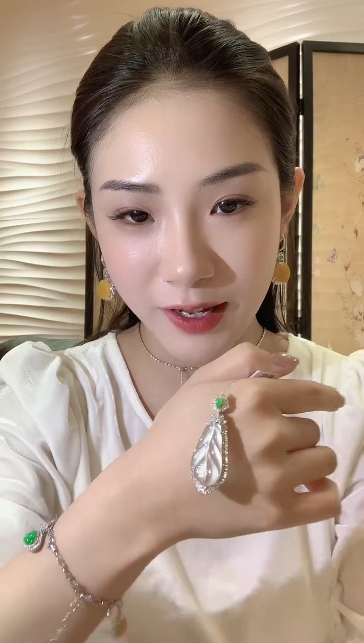 【闪购商品】翡翠吊坠(不含链)18K金镶嵌D31