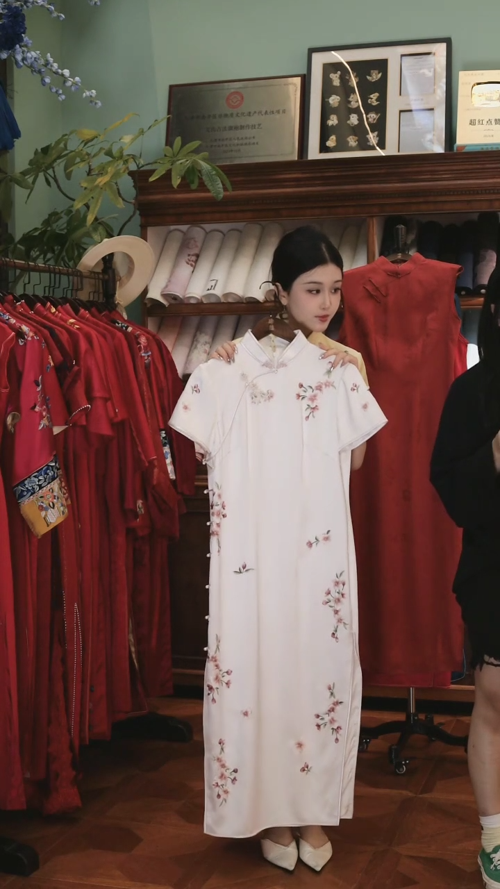 好【现货】白色 樱花刺绣 缎面 旗袍