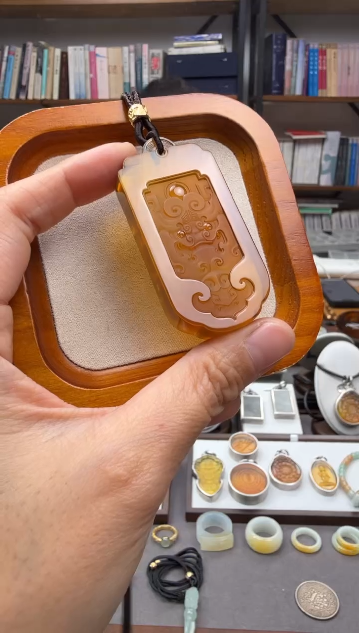 琥珀颈饰未镶嵌貔貅吊坠