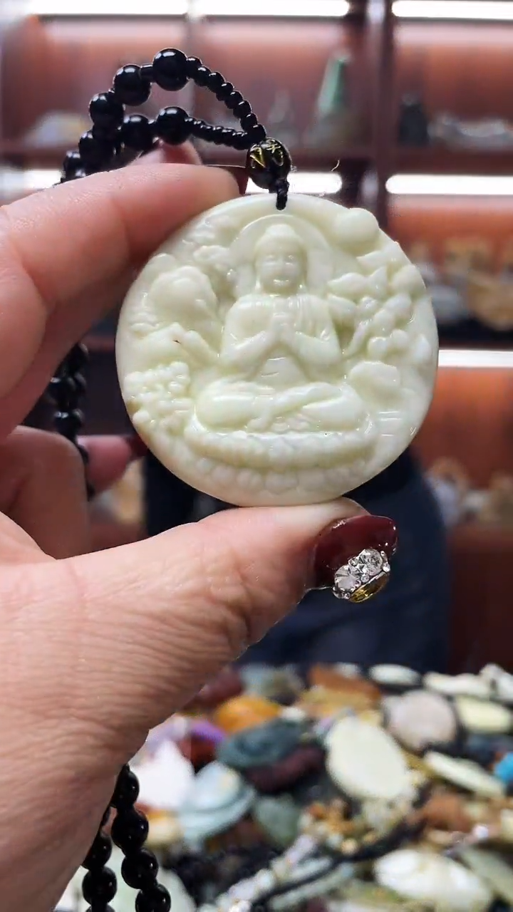 未镶嵌蛇纹石玉吊坠     