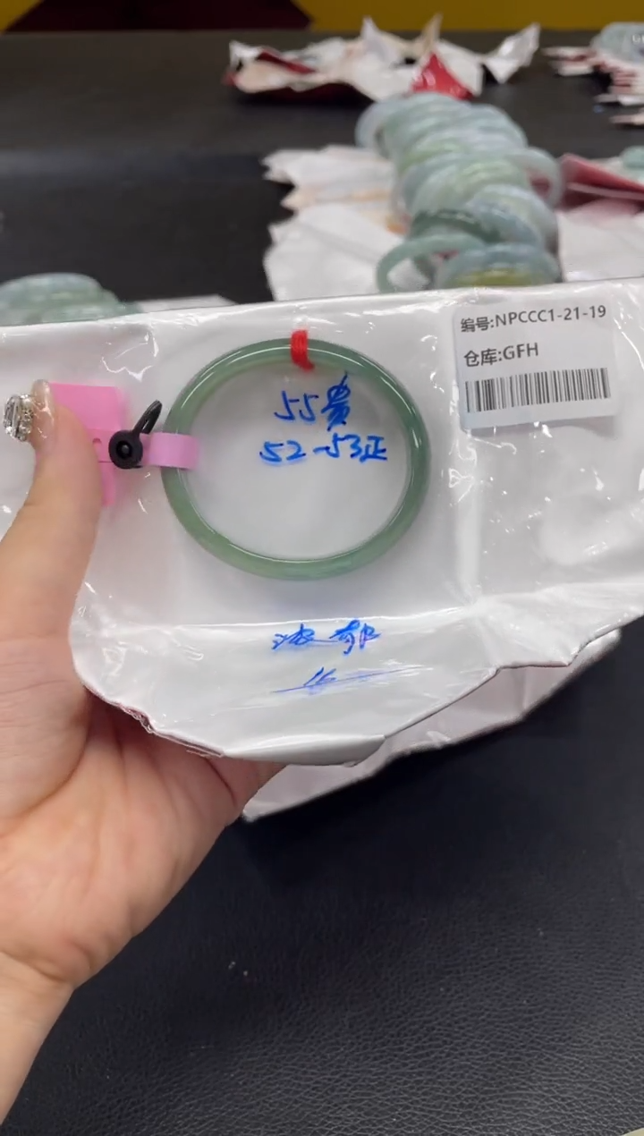 翡翠手镯未镶嵌翡翠手镯