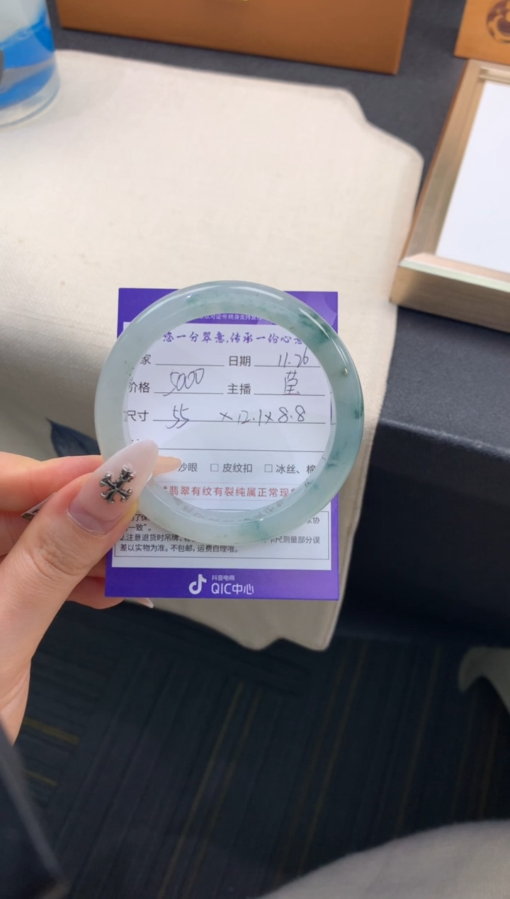 未镶嵌手镯翡翠不**舞退货需手镯吊牌标签完好 