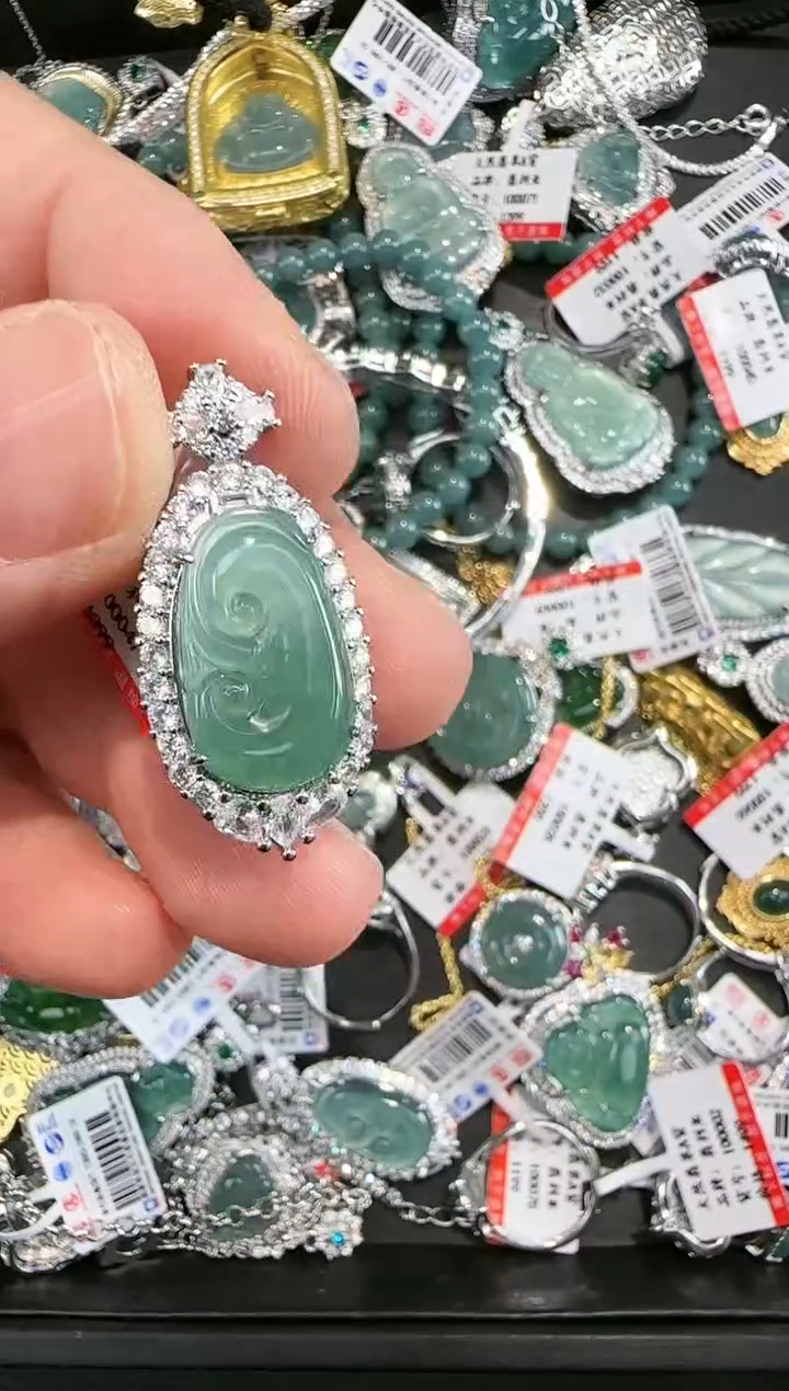 【闪购商品】翡翠吊坠(赠链)未镶嵌天然翡翠A货