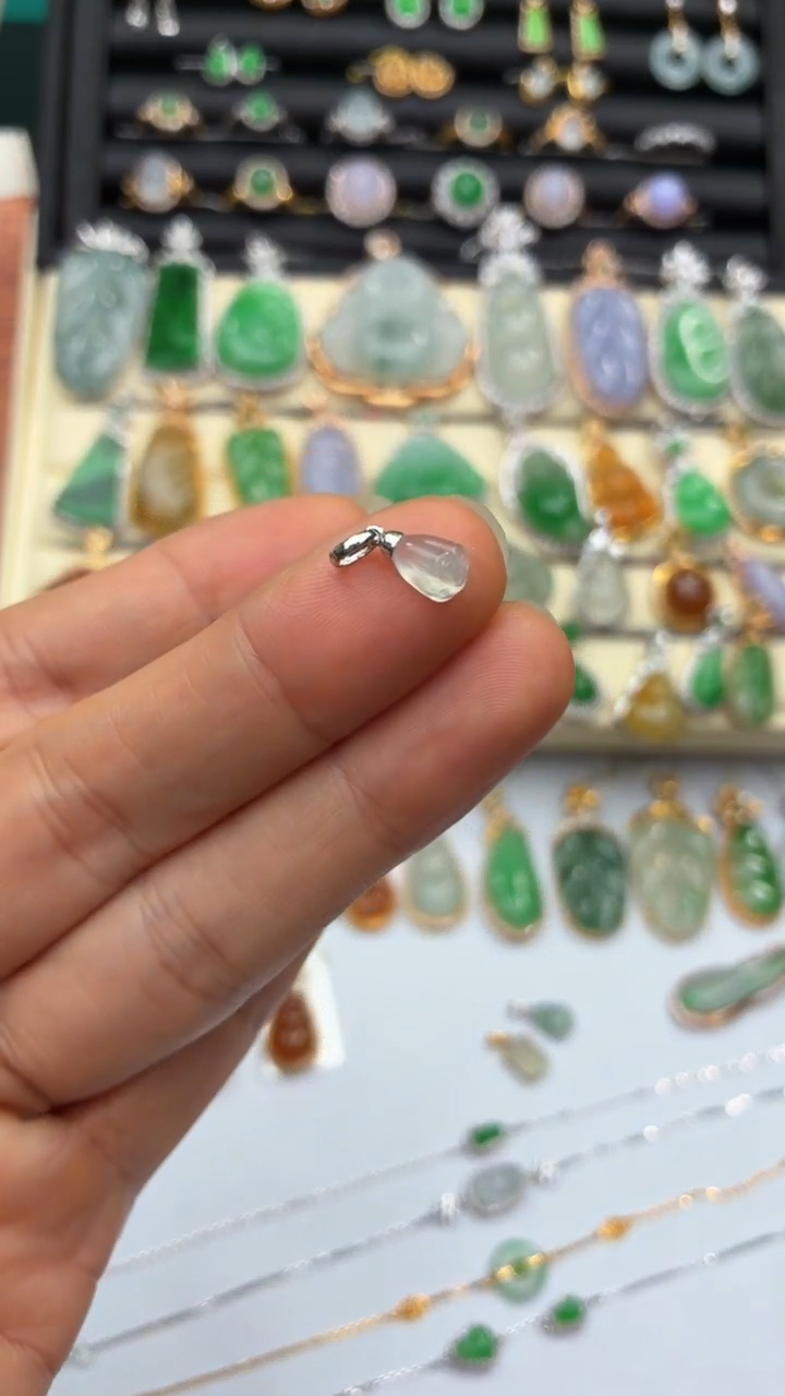 颈饰18K金镶嵌翡翠天然翡翠A货