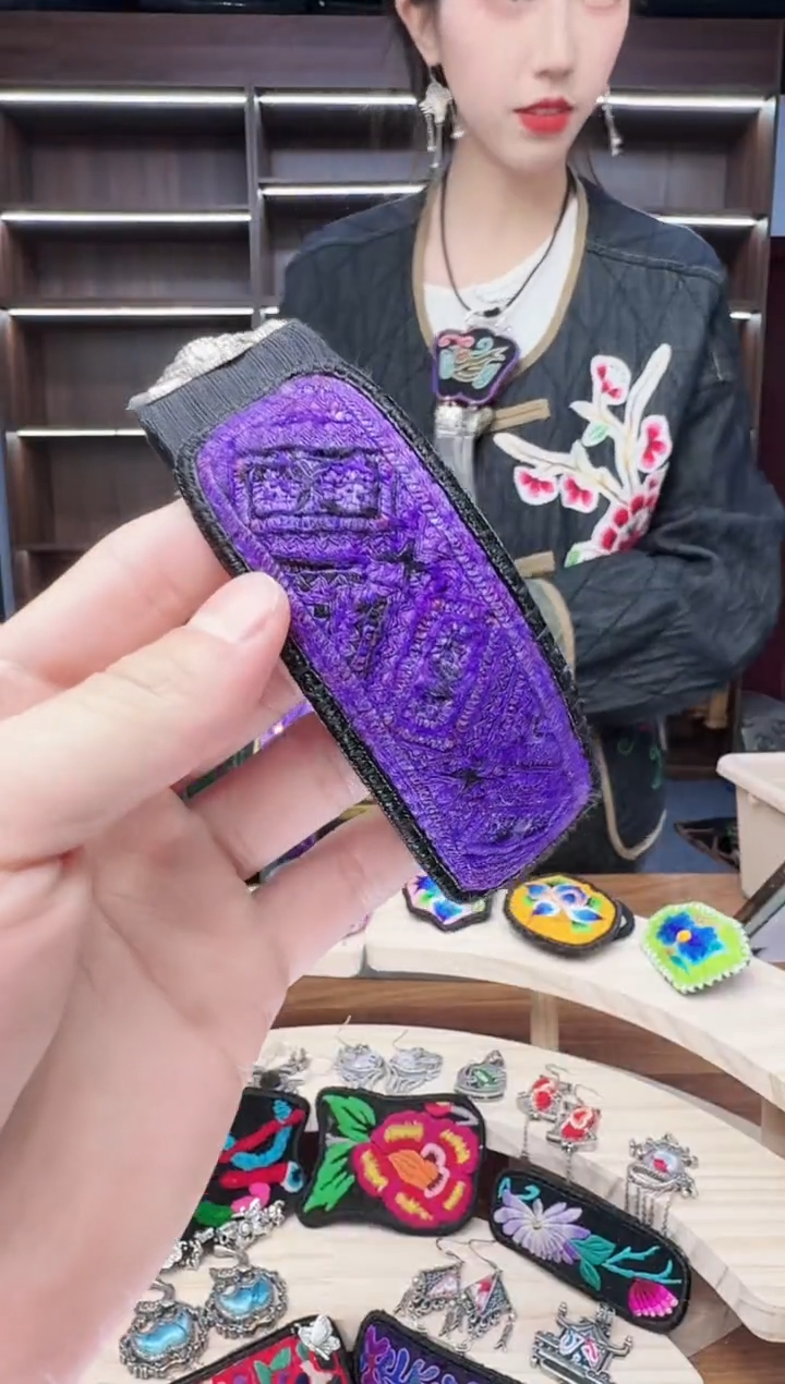 织绣L166蒙阿苏苗绣传承