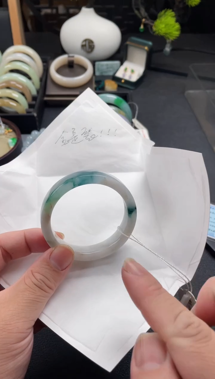 【闪购商品】翡翠手镯未镶嵌有纹裂沙眼