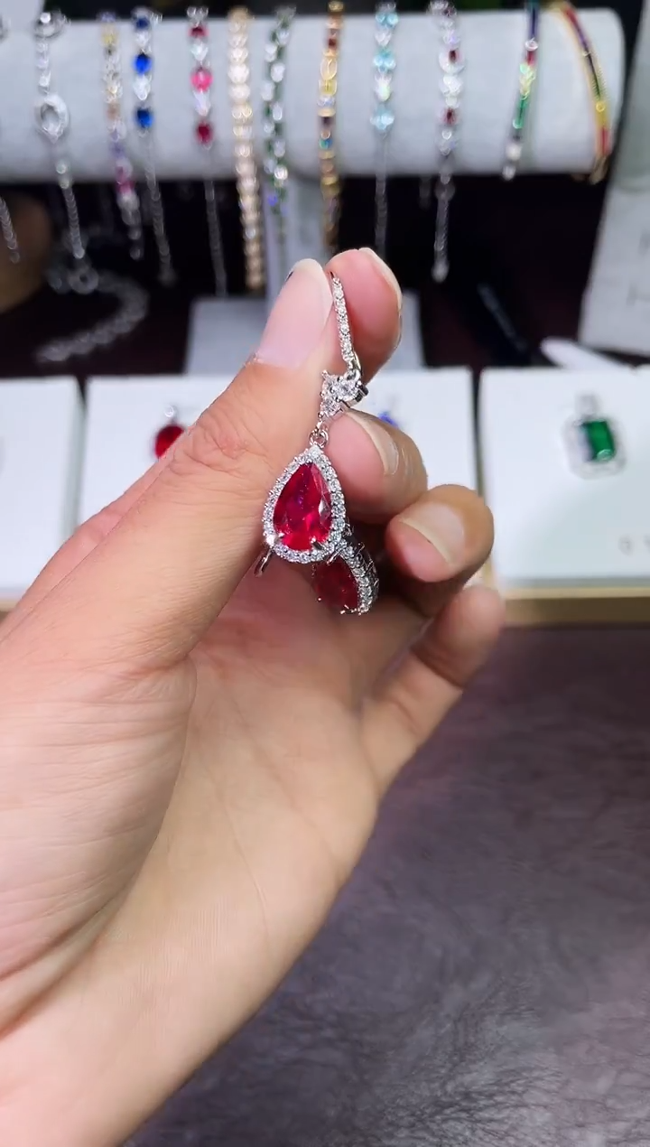 足铂镶嵌合成（培育）红宝石耳饰红宝耳坠