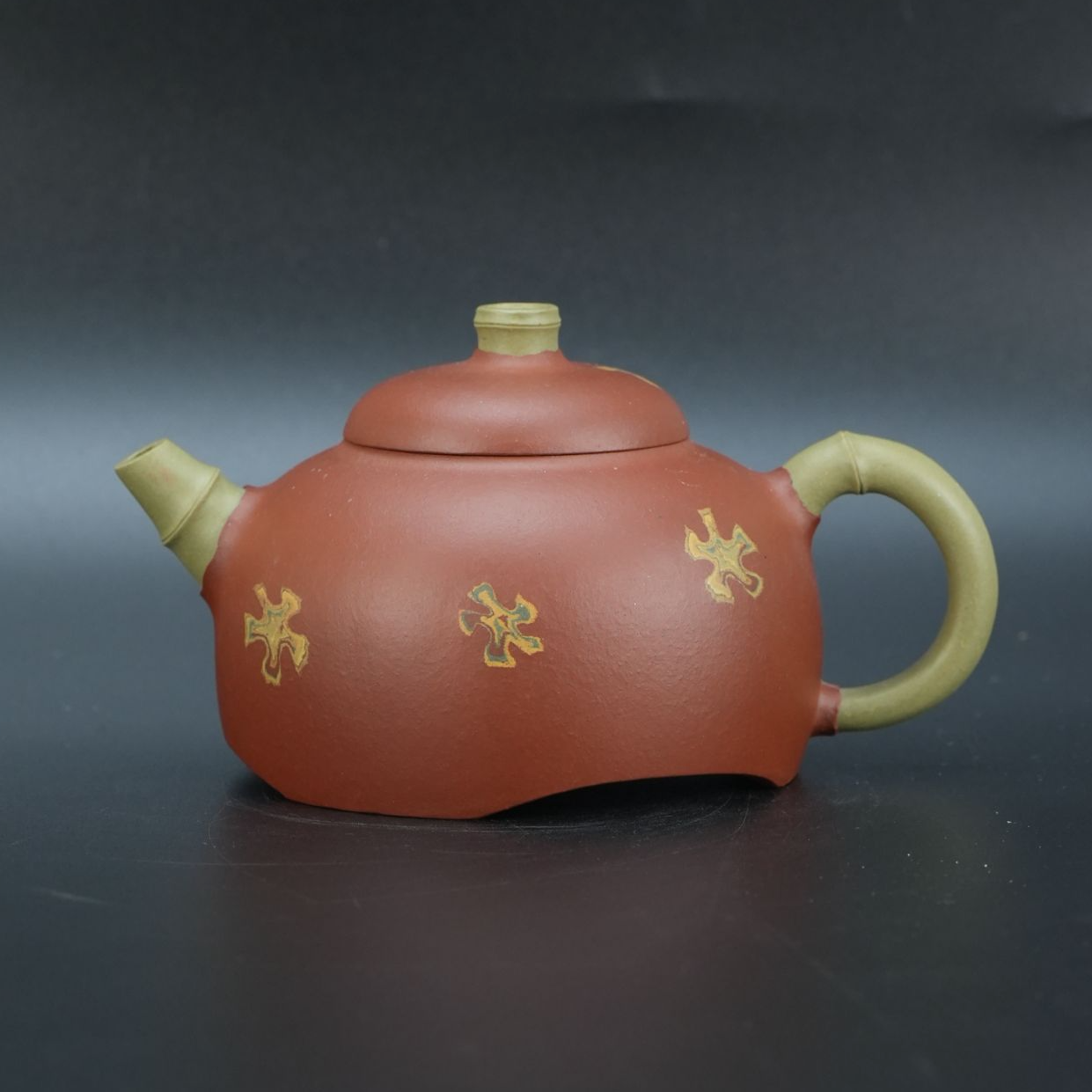 lot21370 602 张磊 紫砂红降坡豆青狮球壶 230cc