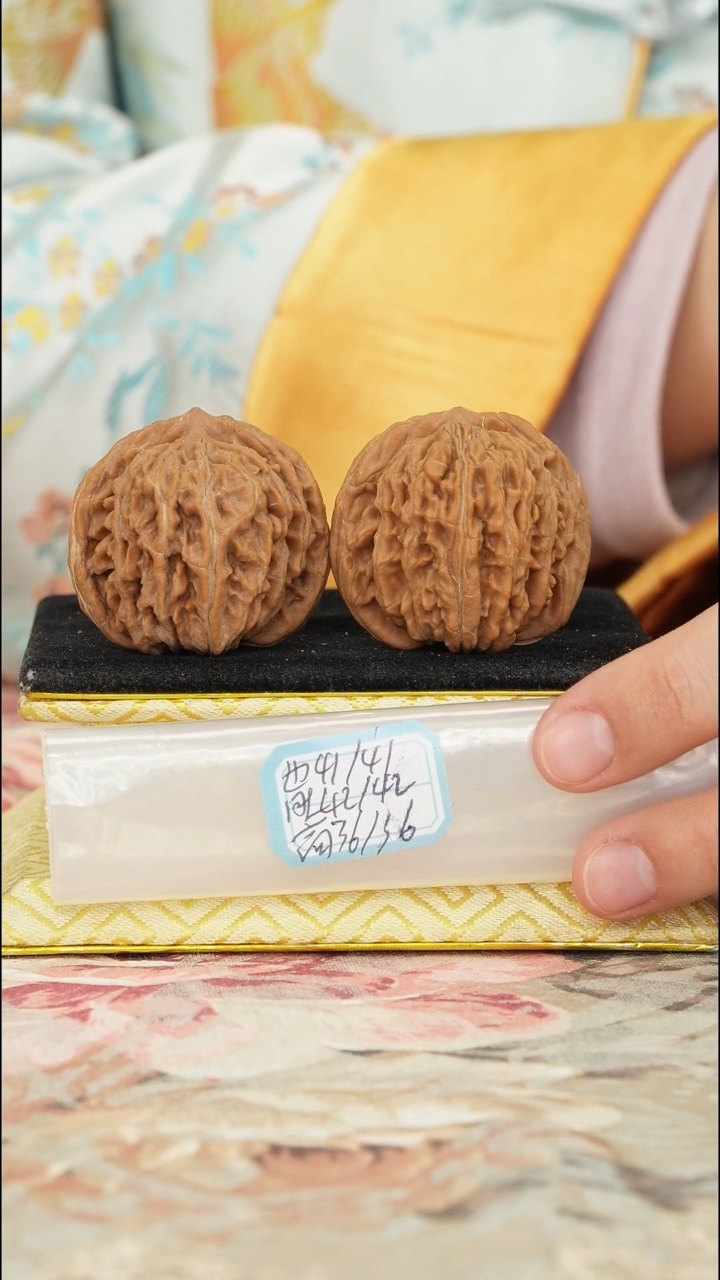 【闪购商品】文玩核桃把件老楼