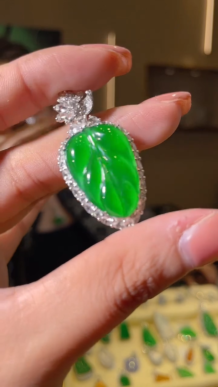 【闪购商品】翡翠吊坠(不含链)18K金镶嵌天然翡翠A货