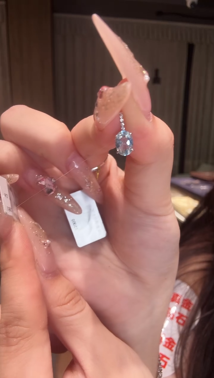 吊坠（不含链）18K金镶嵌钻石椭圆