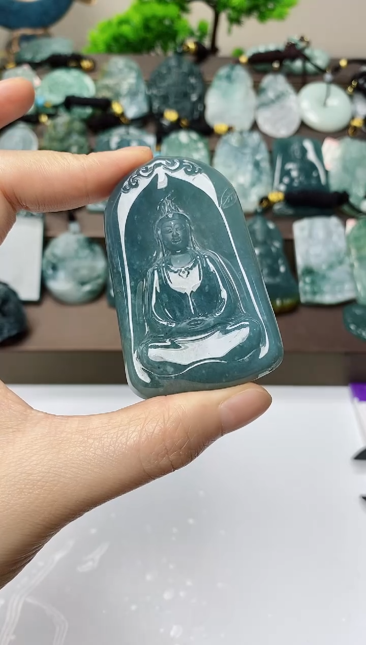 翡翠未镶嵌颈饰            