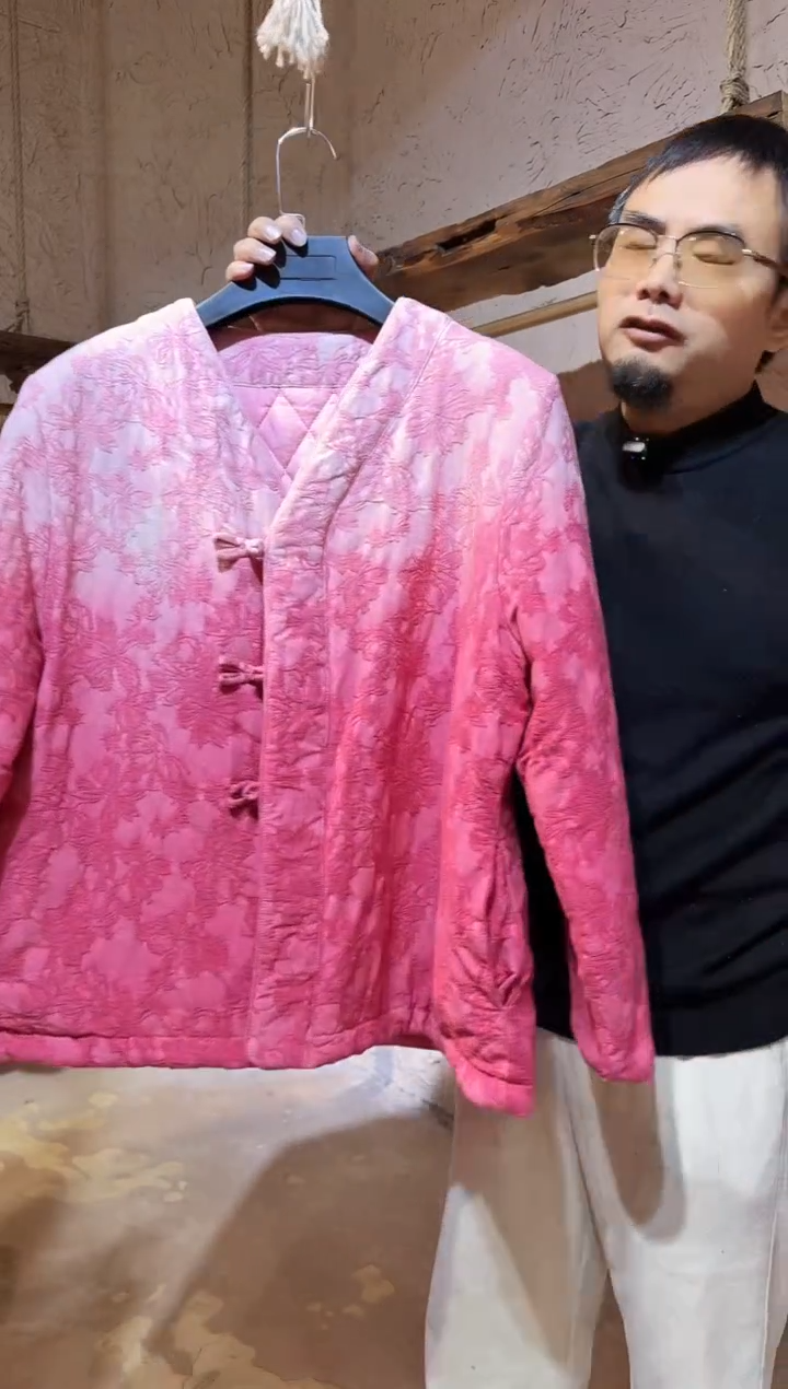 粉染植物染三粒扣棉服