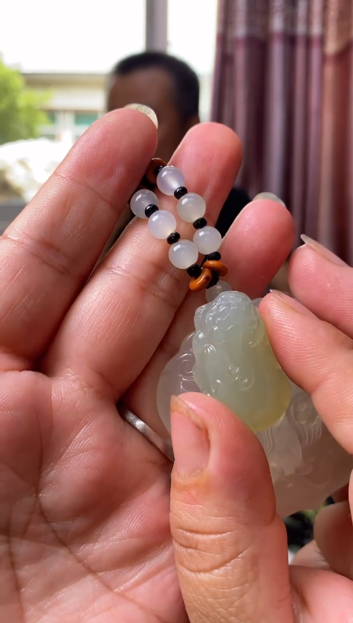 岫玉未镶嵌吊坠 