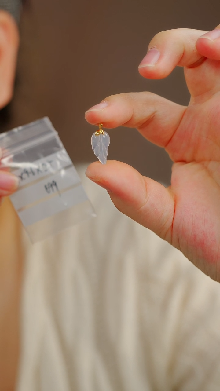 【闪购商品】翡翠颈饰18K金镶嵌叶子