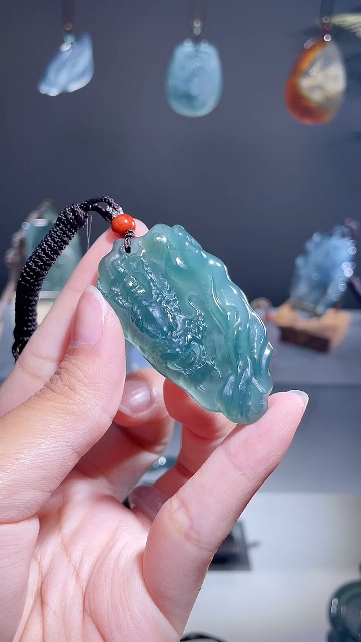 颈饰未镶嵌翡翠龙牌