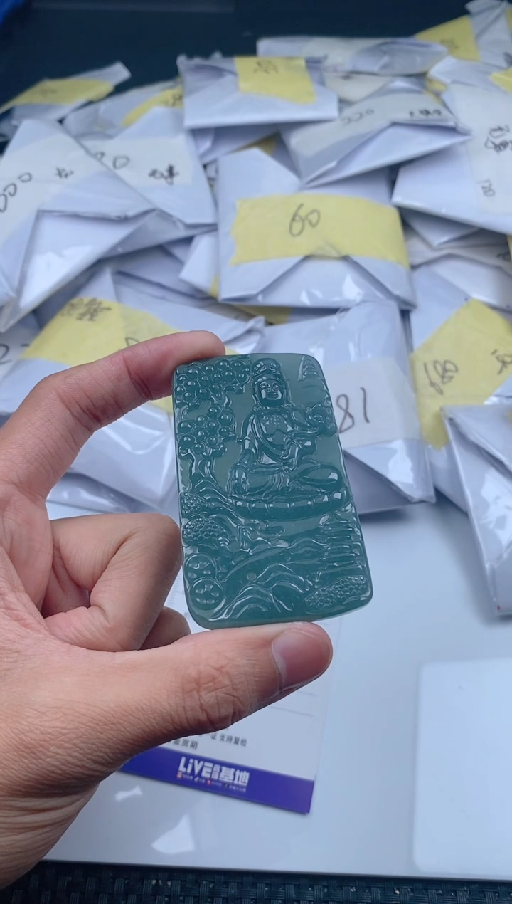 翡翠未镶嵌颈饰        