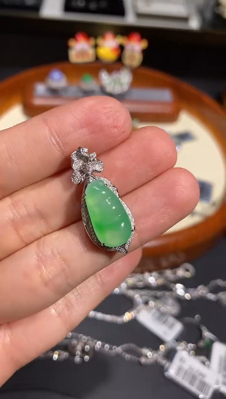 【闪购商品】翡翠颈饰18K金镶嵌吊坠