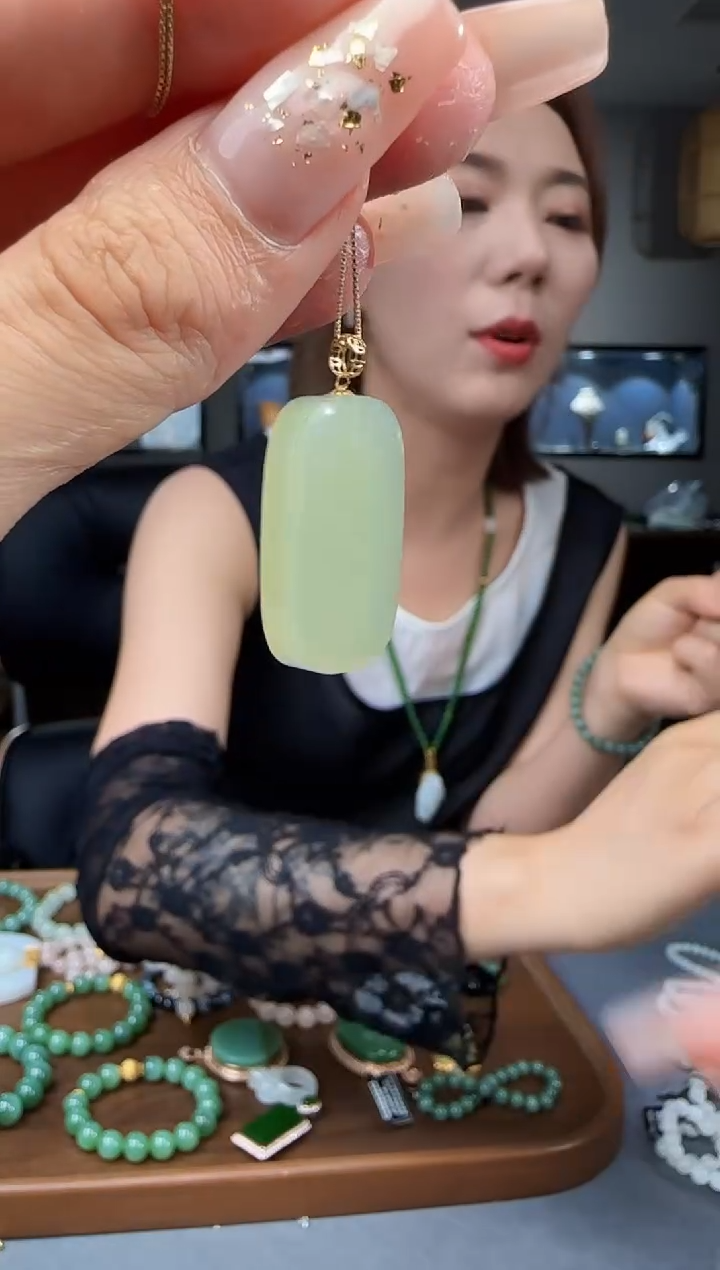 和田玉18K金镶嵌吊坠(不含链)1