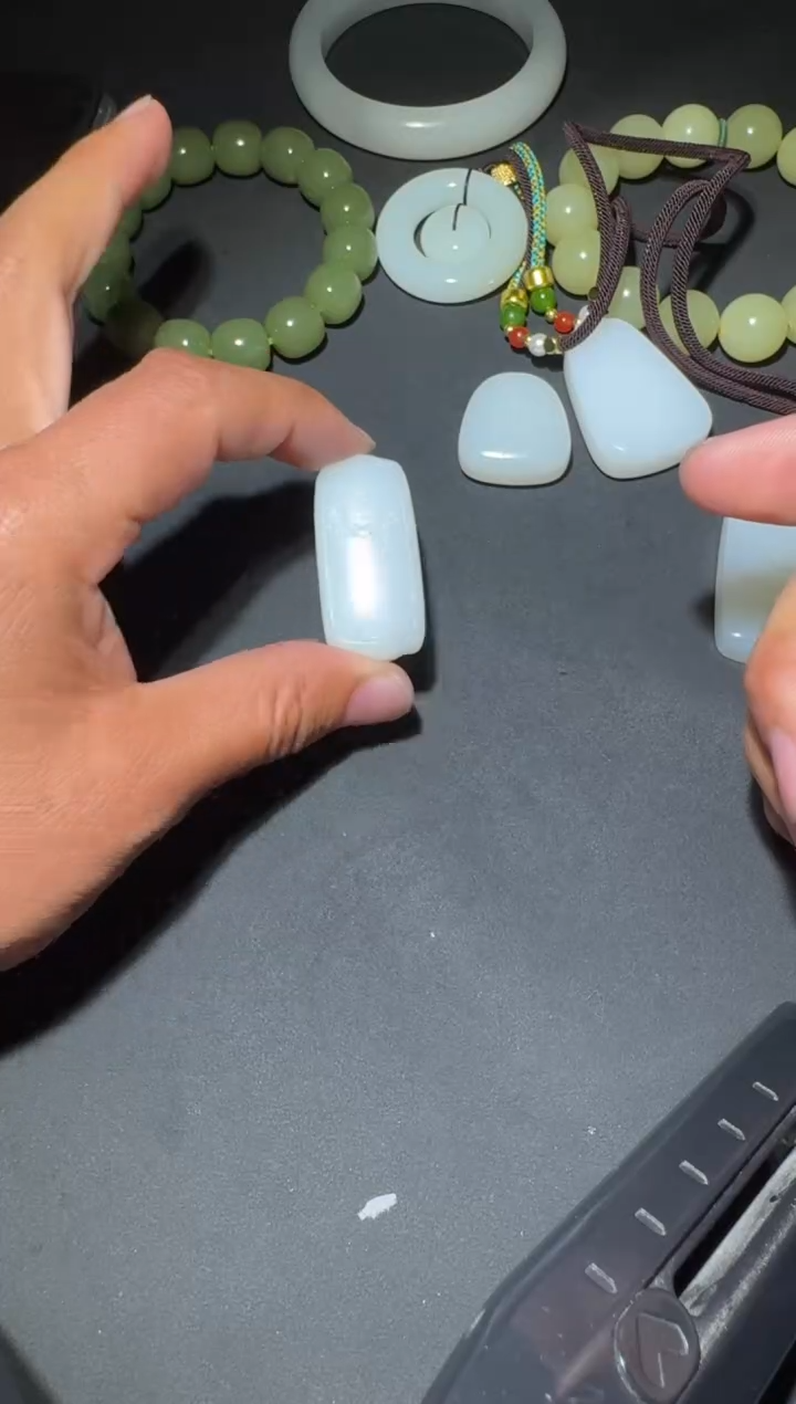 未镶嵌和田玉（糖玉）挂件和田玉