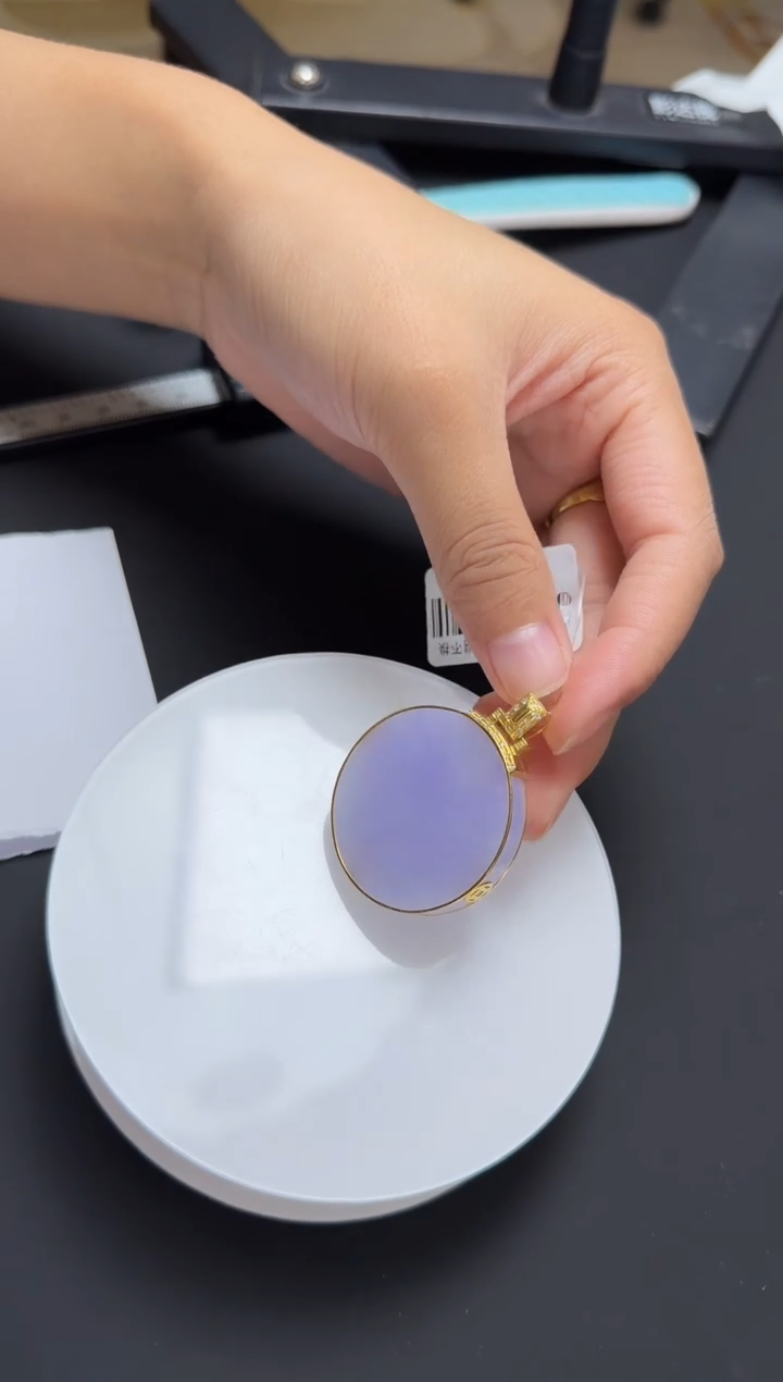 颈饰18K金镶嵌翡翠无事牌