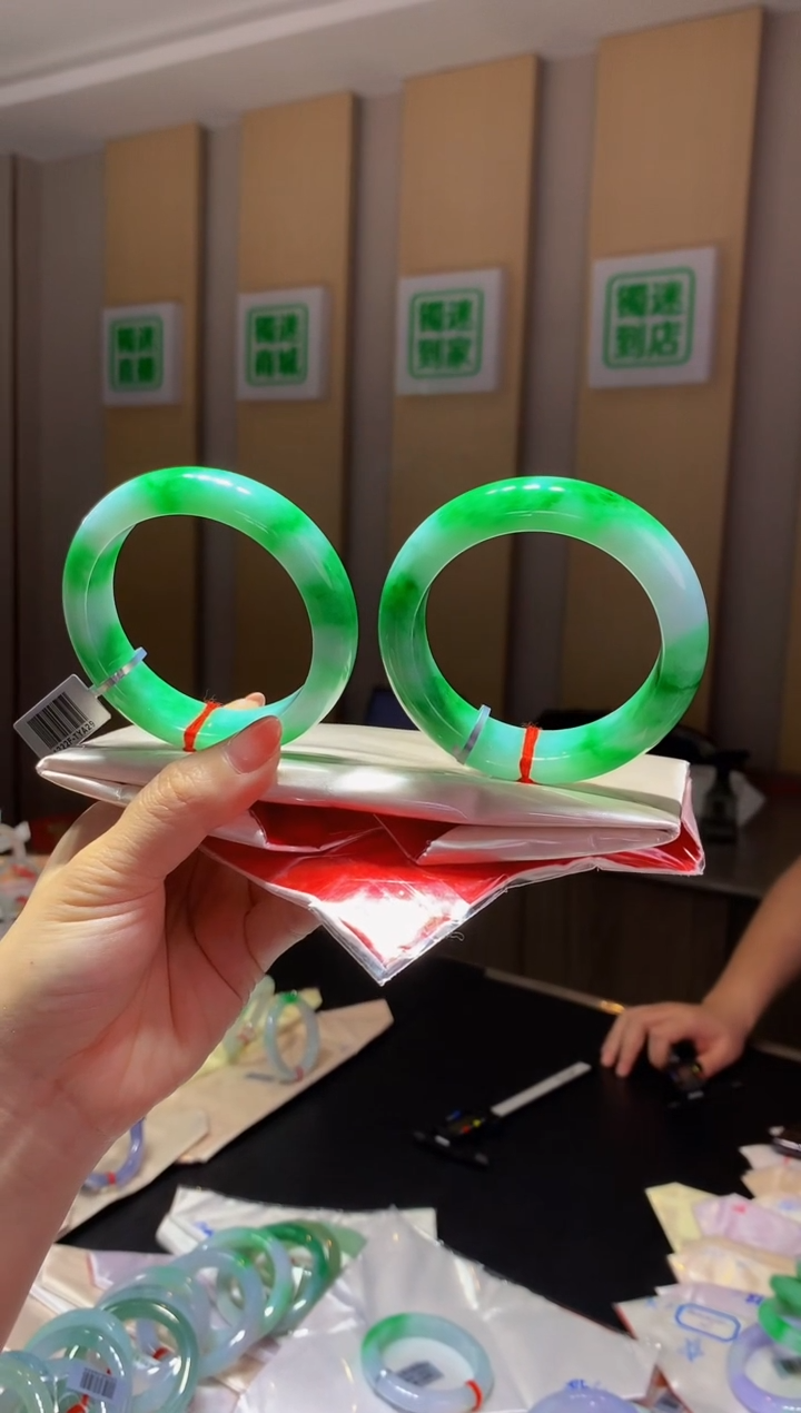 未镶嵌手镯翡翠-F121 圈口 57全款60万 定金2万（一只30万）