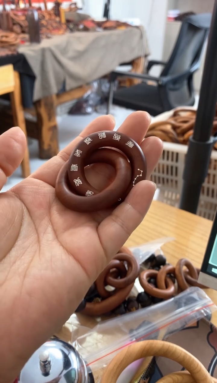 【闪购商品】木枣木老料子镶银十字小乾坤圈随机
