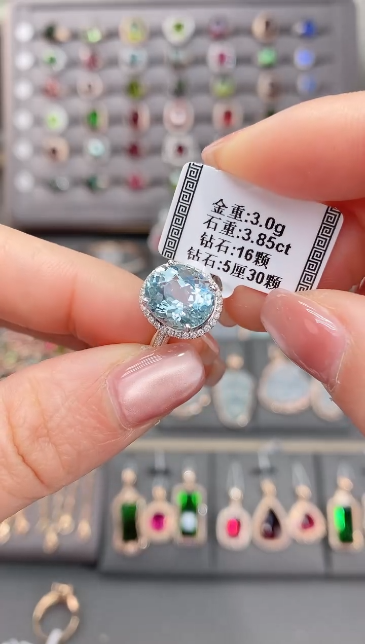 18K金镶嵌戒圈海蓝宝石3.85   配钻