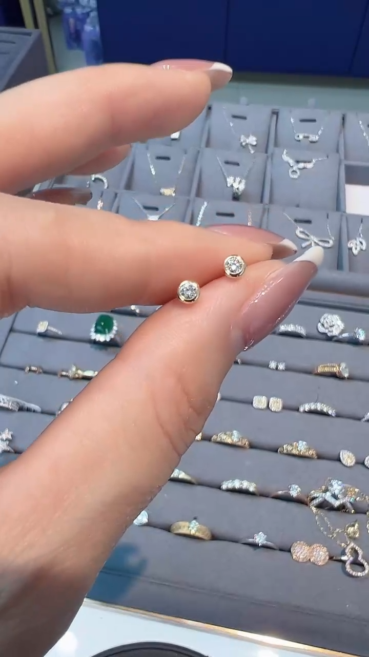 【闪购商品】10分耳钉18K金镶嵌钻石多样性发一