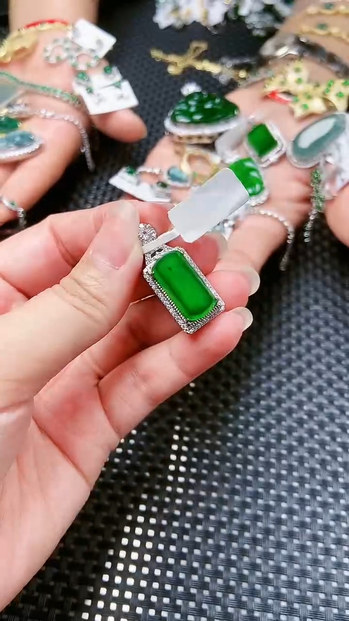 【闪购商品】翡翠吊坠(不含链)未镶嵌1111111111