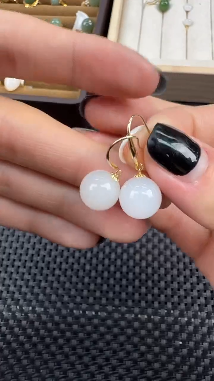 颈饰18K金镶嵌和田玉耳饰一对