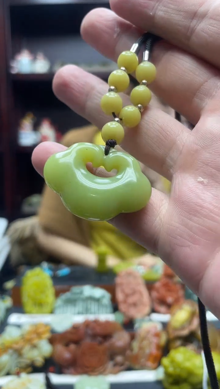 岫玉未镶嵌吊坠·