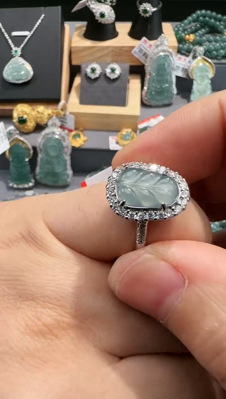 【闪购商品】翡翠吊坠(赠链)未镶嵌天然翡翠A货带证书发货