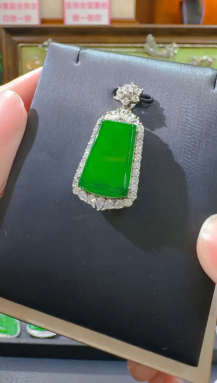 【闪购商品】翡翠吊坠(赠链)银S925镶嵌天然A货翡翠