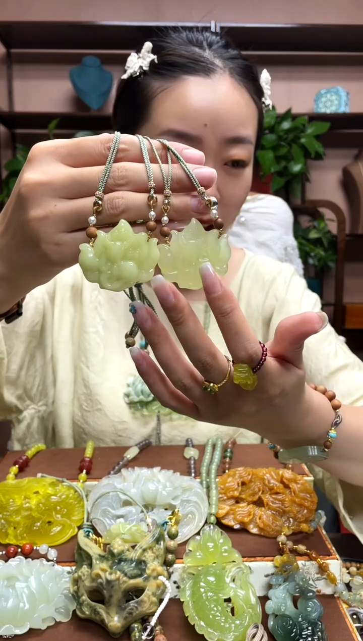 岫玉未镶嵌吊坠多样性发货发其中之一