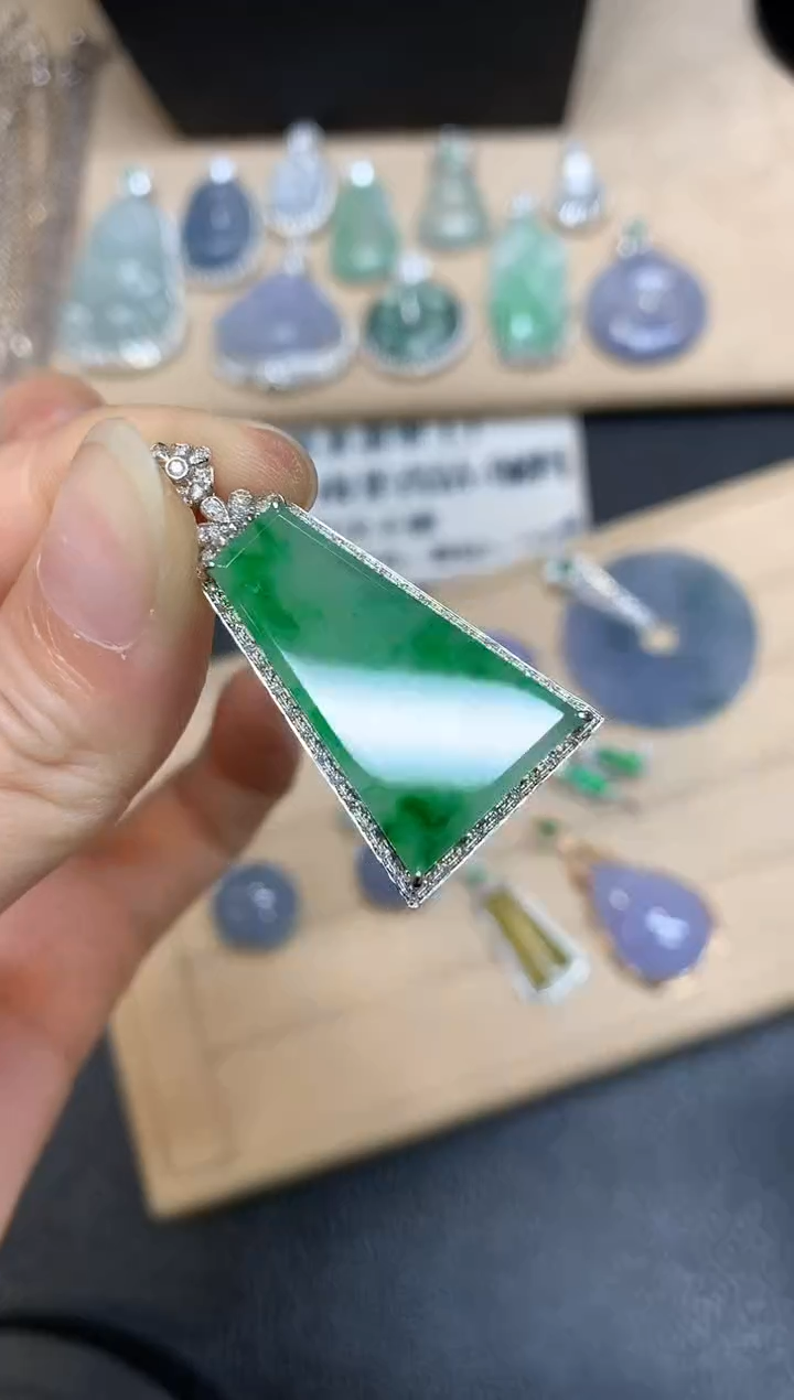 【闪购商品】翡翠颈饰18K金镶嵌无事牌【无服务费