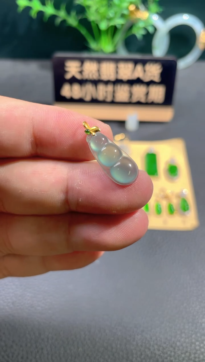 翡翠18K金镶嵌颈饰翡翠