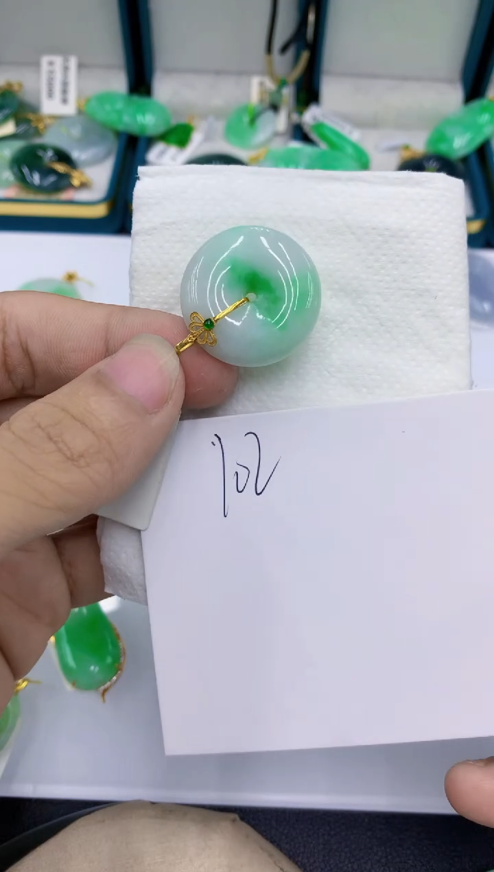 颈饰18K金镶嵌翡翠琴**欢翡翠