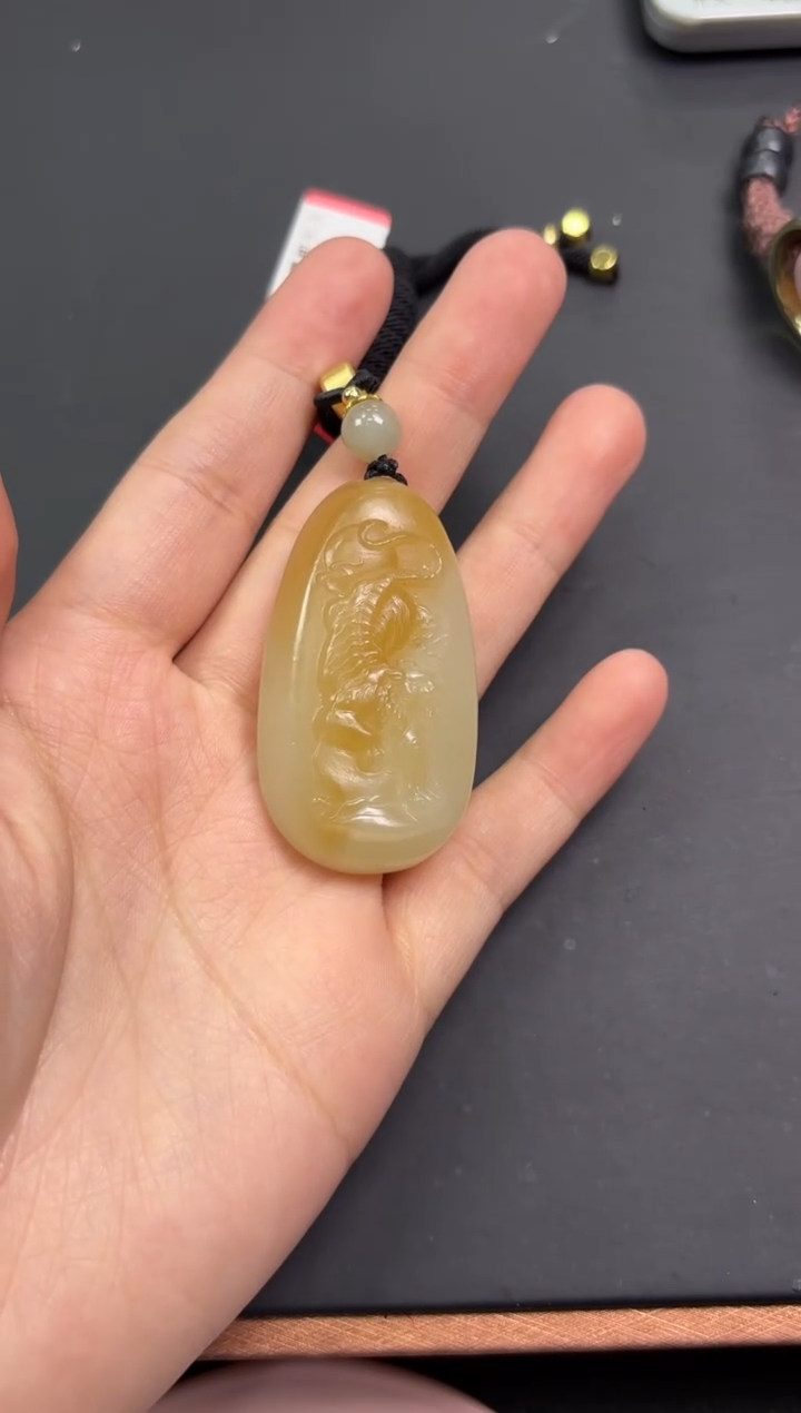 【闪购商品】和田玉吊坠(赠链)未镶嵌且末金山微色差吊坠
