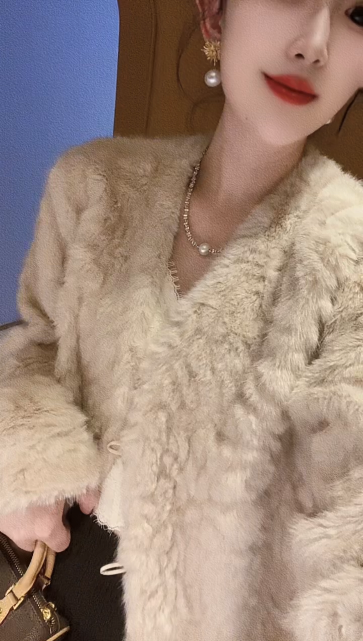 2025冬季新款时尚休闲V领长袖皮 毛一体外套010