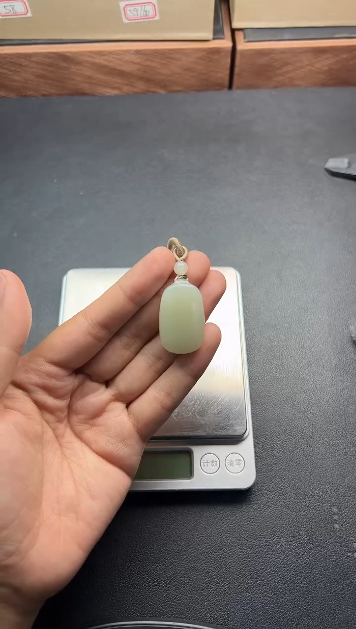 吊坠(赠链)未镶嵌和田玉且末微色差迪克兰一细