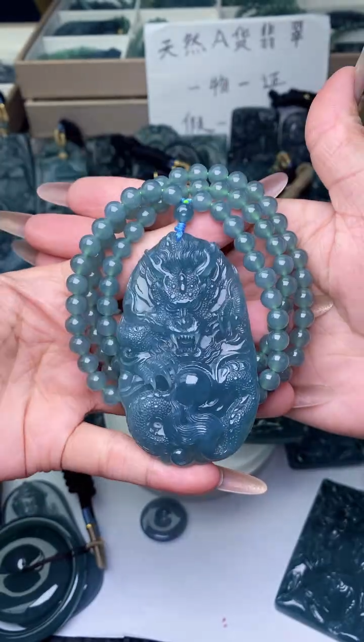 翡翠未镶嵌颈饰          